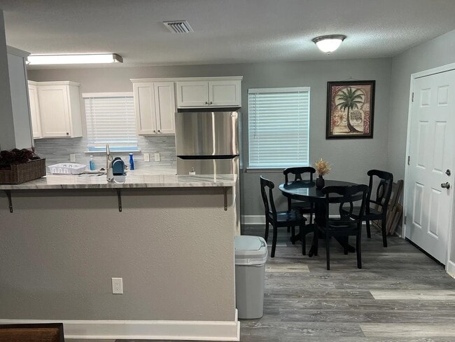 Photo - 1906 Karen Ln