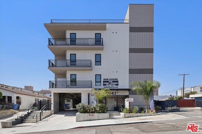 Building Photo - 1041 N Cummings St Unit 301 Rental