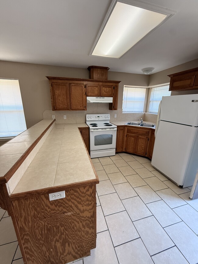 Building Photo - 302 W Amy Dr Unit B