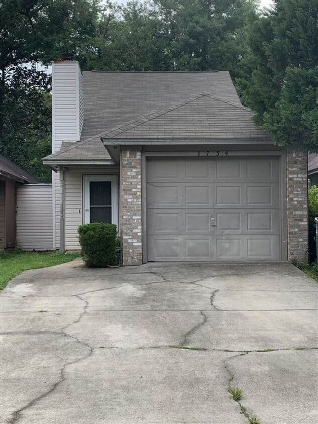 Photo - 1734 Augustine Place  - Garage! Small fenced yard!