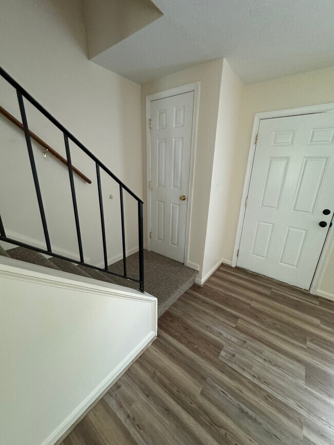 Photo - 376 Woodstock Ln