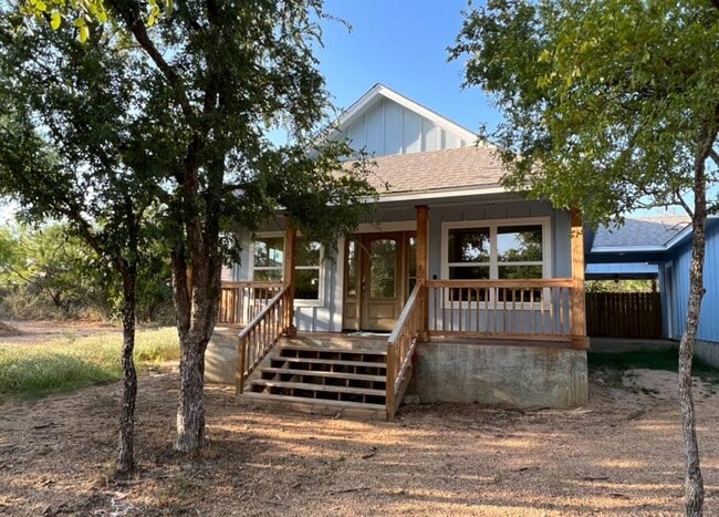 Building Photo - 111 E Hickory Dr