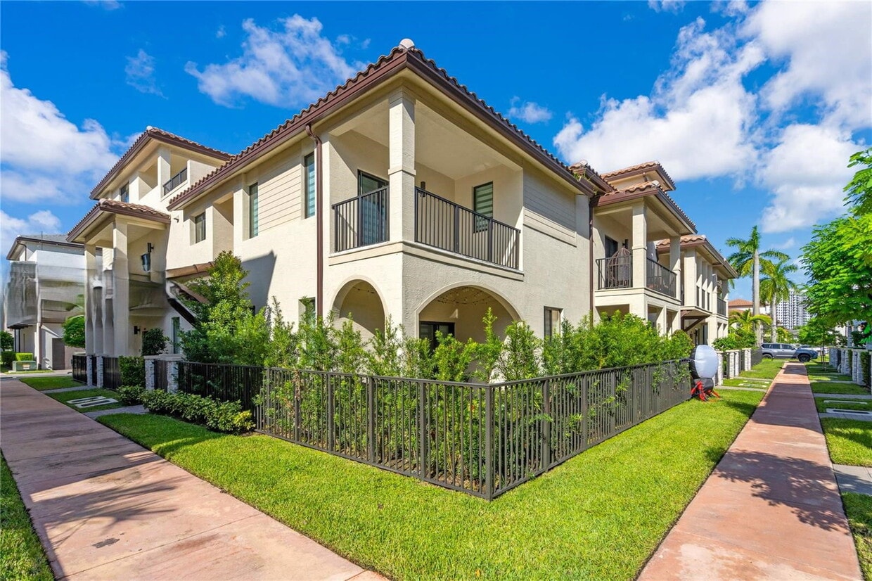 Photo - 4608 Northwest 83rd Parkway, Doral, FL 33166 - 3 BR 3.5 BA Townhouse