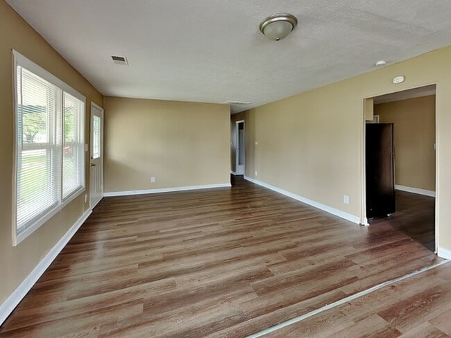 Photo - 890 Edgewood Dr