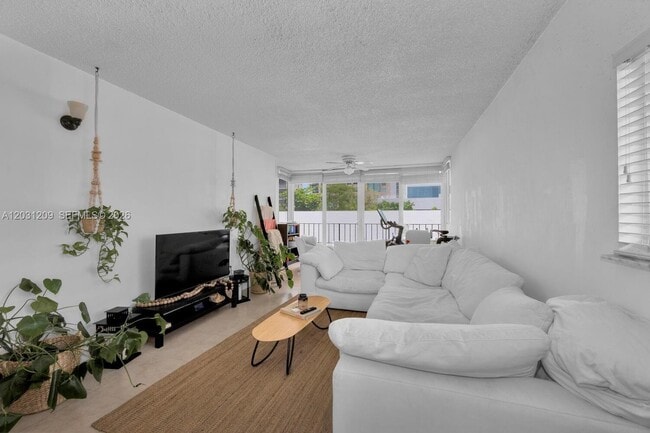 Building Photo - 2539 S Bayshore Dr Unit PH5