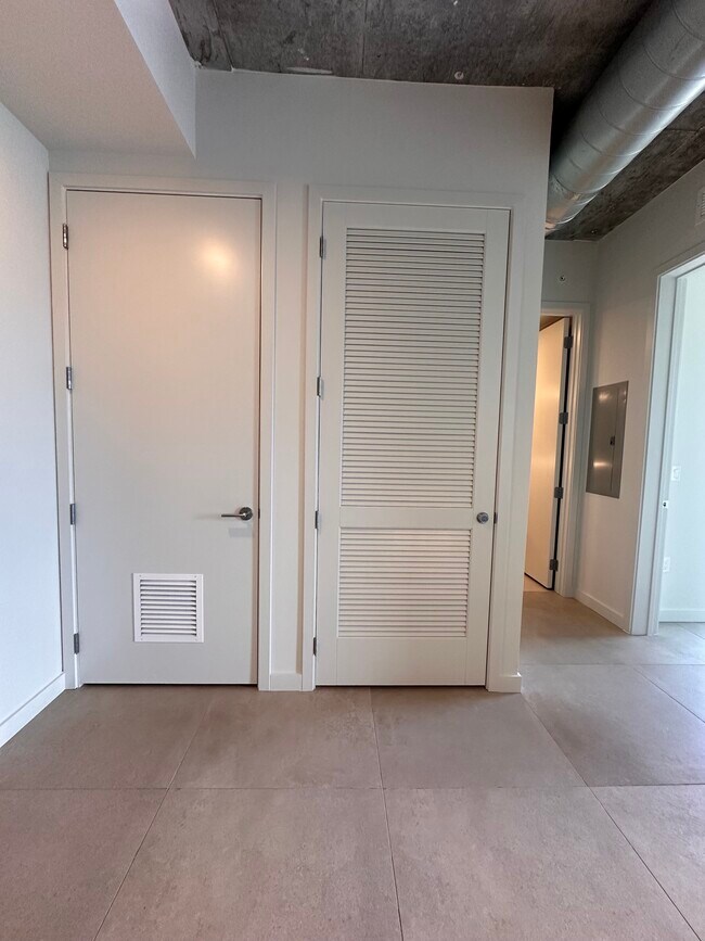 Photo - 142 NW 31st St Unidad B21