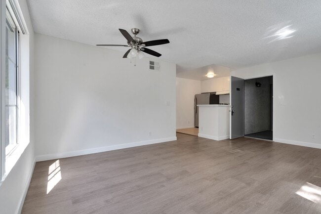 Gran sala de estar - Pacific Apartments