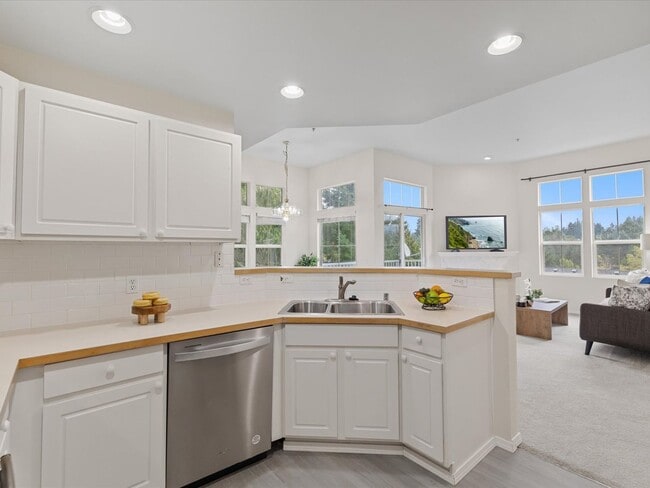 Photo - Available Now - 2 Bed/2 Bath End Unit Townhouse with Garage - Issaquah