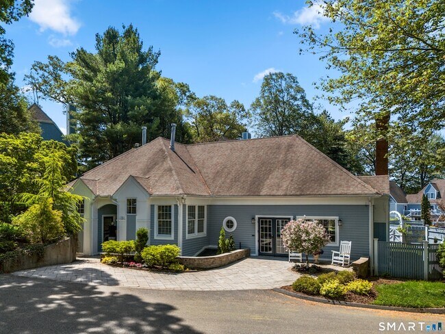 2124 Old Pond Ln