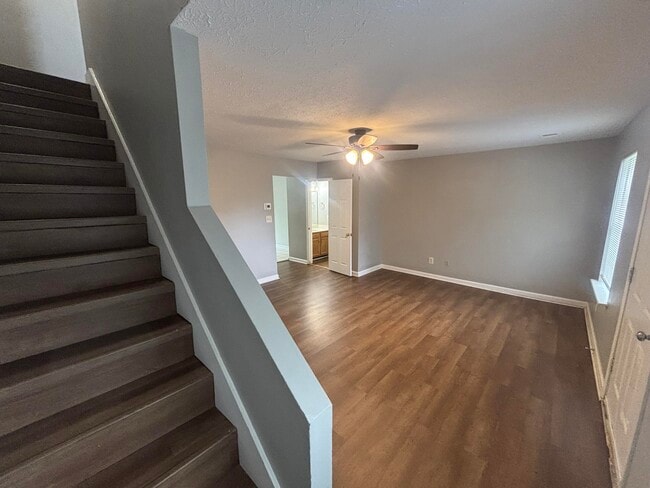 Photo - 210 Maple Leaf Ln