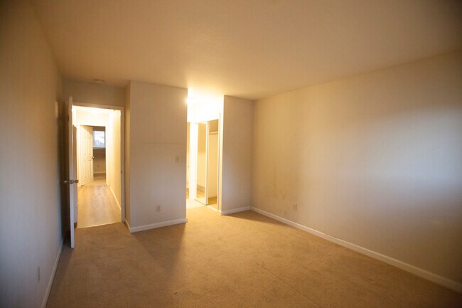 Master Bedroom - 621 Grand Fir Ave Unidad 2