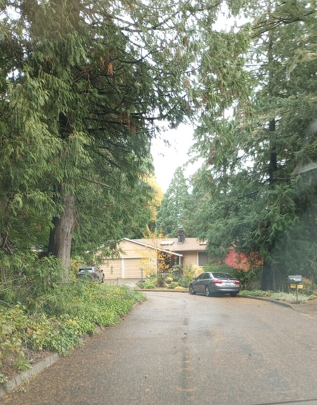 Building Photo - 2050 SW Pheasant Dr Unit Daylight basement apt