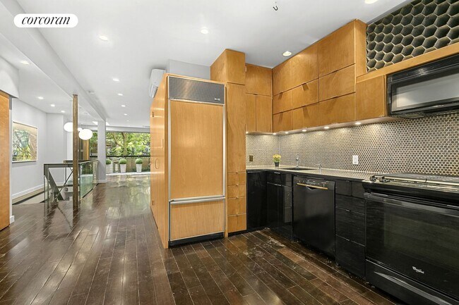 Building Photo - 448 W 25th St