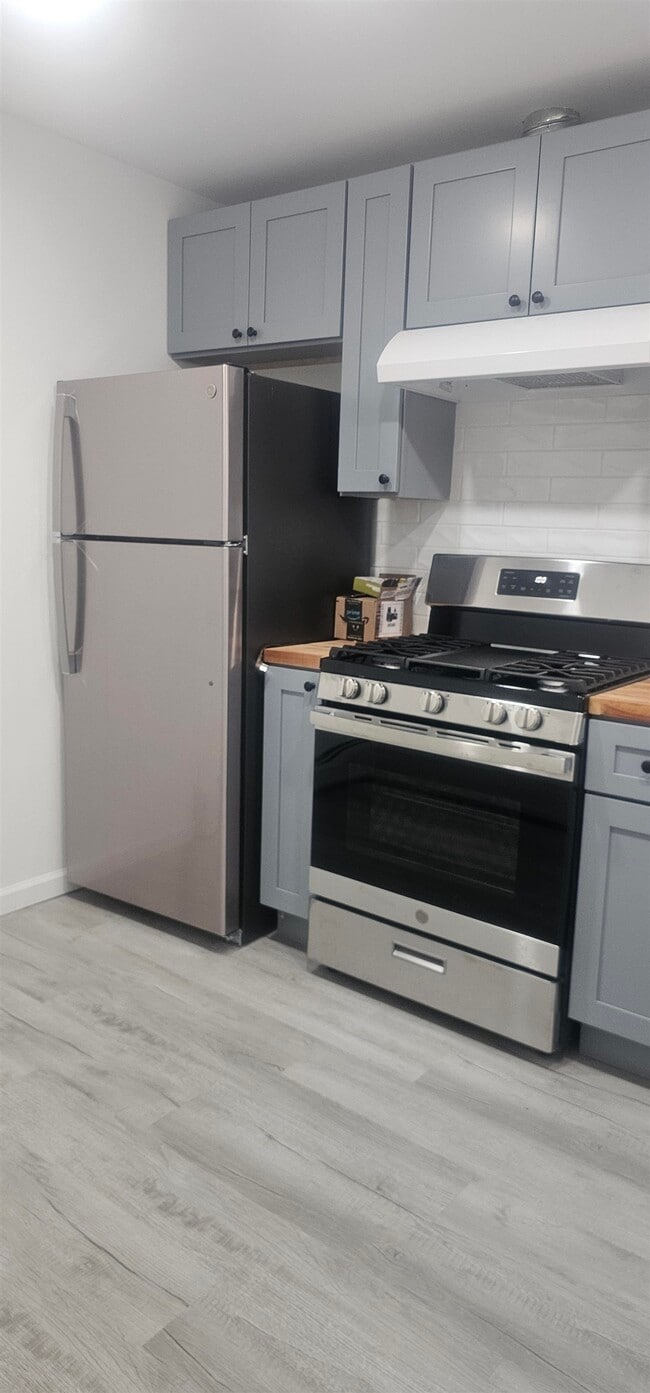 Photo - 202 Clerk St