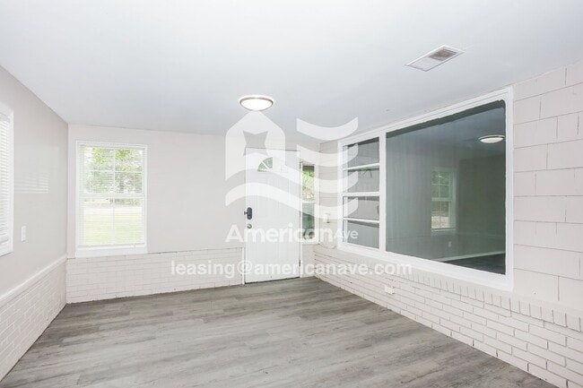 Photo - 618 Yates St NE