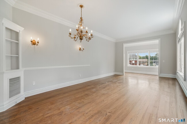 80 E Putnam Ave