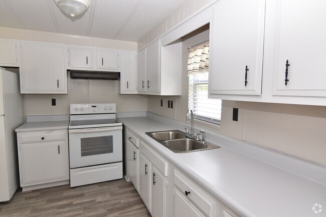 Building Photo - Spacious & Updated Double-Wide Home on a L...