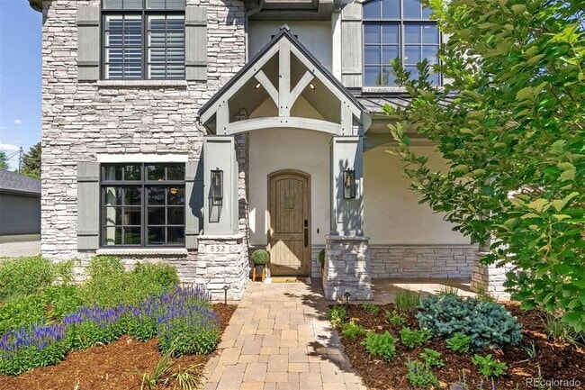 Photo - 852 Pontiac St