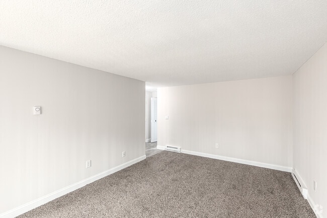 1 BD, 1 BA (700sqft) - Living Room