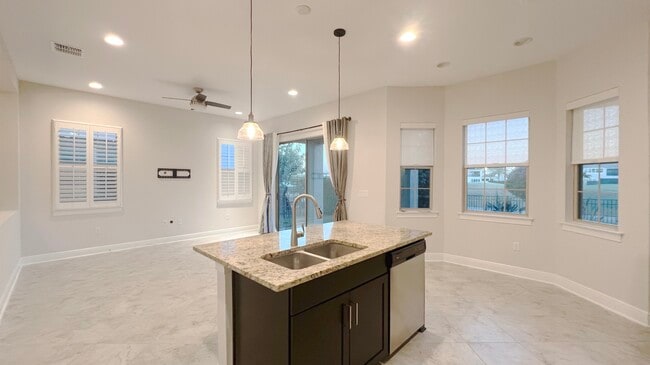 Photo - 13147 Woodford St