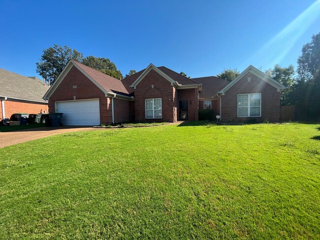 Building Photo - Fenced in back yard! Split bedroom floor plan! Pets are owner's approval, fees do apply.