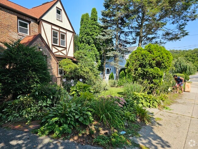 Building Photo - 419 Pond St Rental