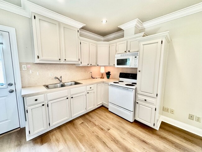 Building Photo - Cottage Retreat in Wimbledon Estates - All Utilities & Lawn Care Included!