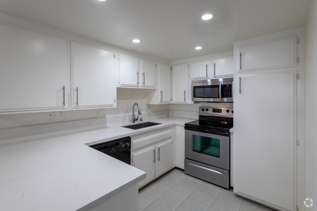 2BR, 2BA - 1200 SF