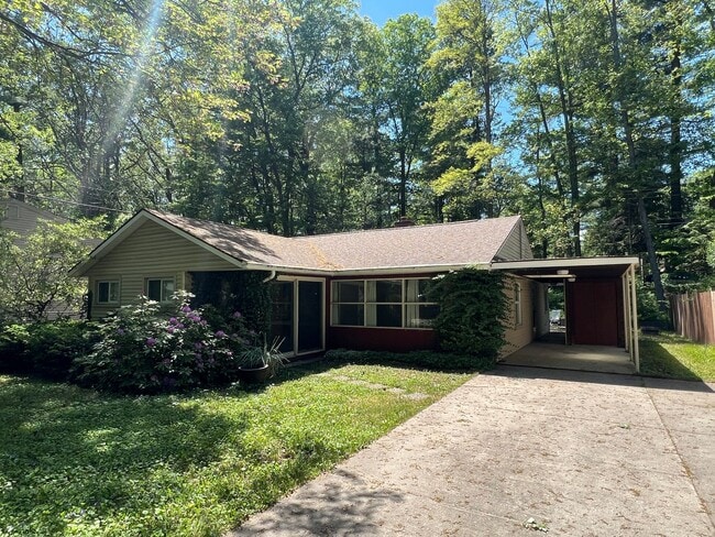 Building Photo - SPACIOUS HOME IN TRAVERSE CITY LOCATED NEAR NMC & EAST BAY