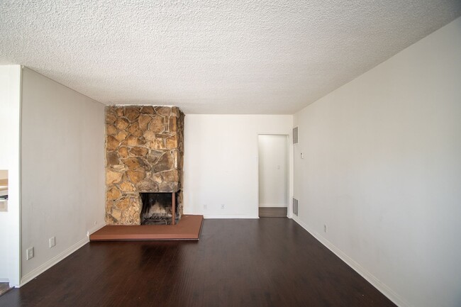 11100 Camarillo St Unit 04