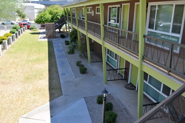Photo - 326 W Earll Dr