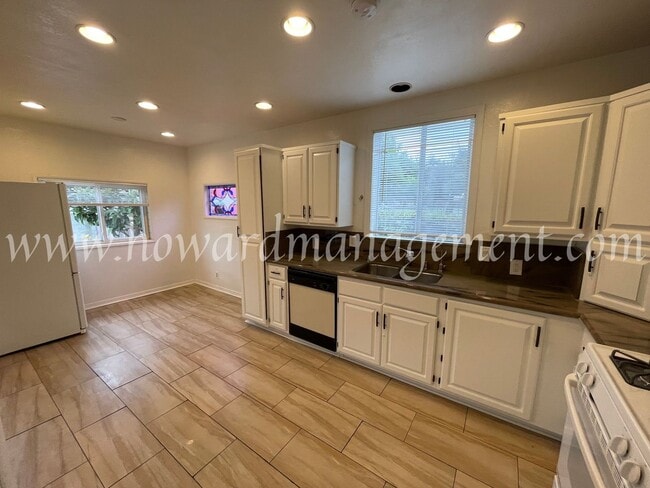 Photo - Beautiful Home On Corner Lot With Large Ba...