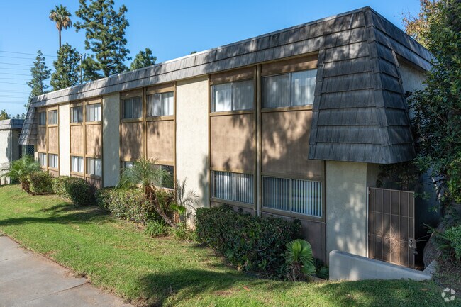 Granada Pueblo Apartments