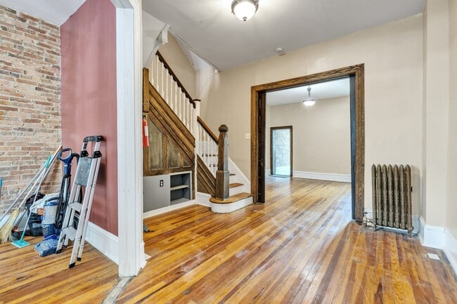 Photo - 313 E 25th St