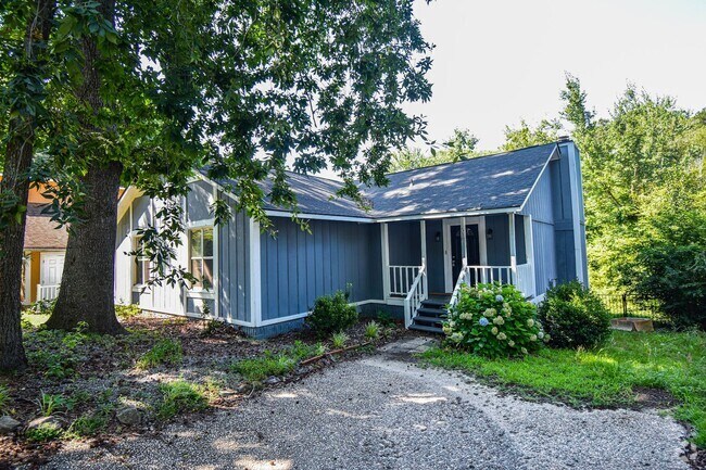 Building Photo - 3 Bedroom 2 Bathroom Home with Large Deck-...