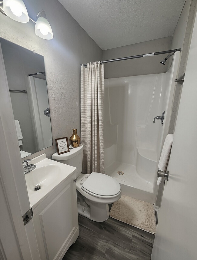 Staged full bathroom studio - Mulberry
