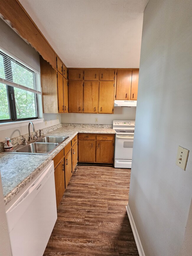 Photo - 198 Locke St