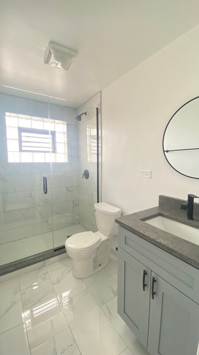 Photo - 2807 N McVicker Ave Unidad 3N