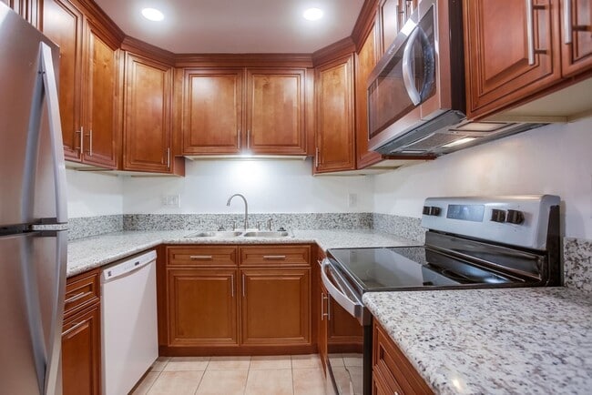 Cute Oceanside condo with garage parking! - Cute Oceanside condo with garage parking!