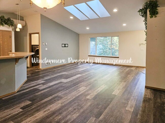 Photo - Immaculate rambler on large lot in Olalla