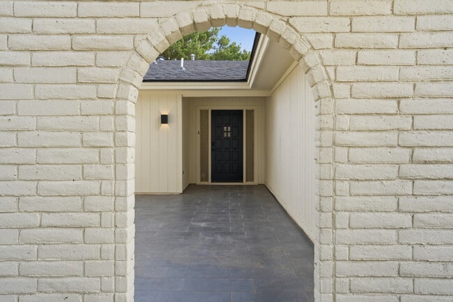 "Charming 4-Bed Oasis with Fireplace in Lubbock - 2 Full Baths & Spacious 2460 Sq Ft!"