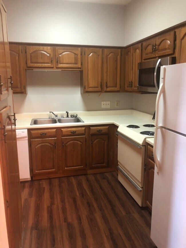 Photo - UT PRE-LEASE: 2 bed/2 bath West Campus Condo with cathedral ceilings, washer/dryer, 2 RSVD Pkg, B...