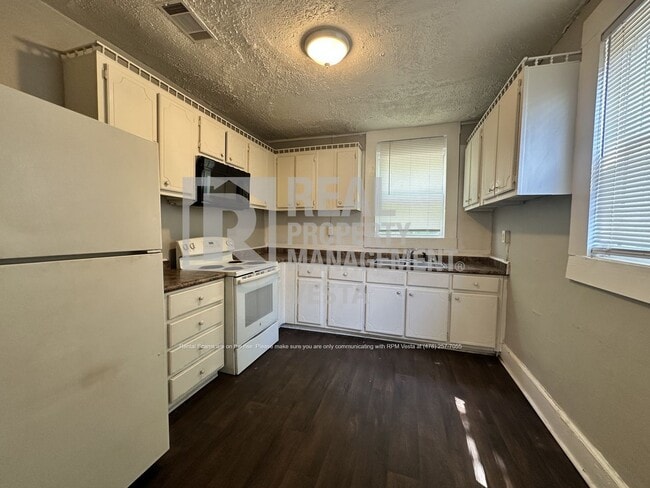 Photo - 1596 Burton Ave