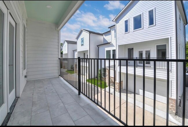 Photo - 207 Edgewood St