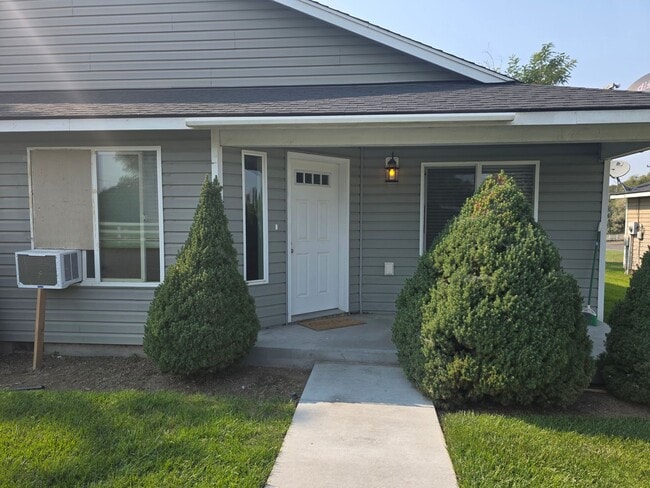 Building Photo - 2 bed 1 bath duplex in the country with pa...