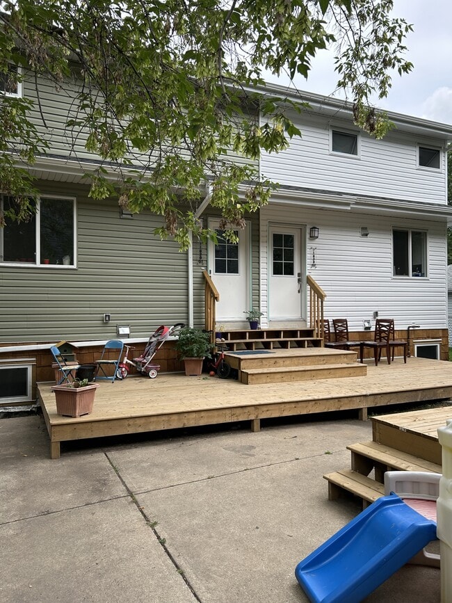 Building Photo - 11820-11861 61 St NW Unit Upper G2
