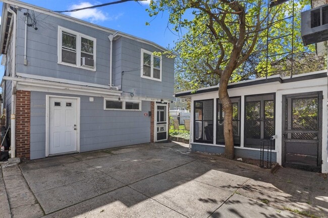 Building Photo - 90 W 43rd St Unit 3