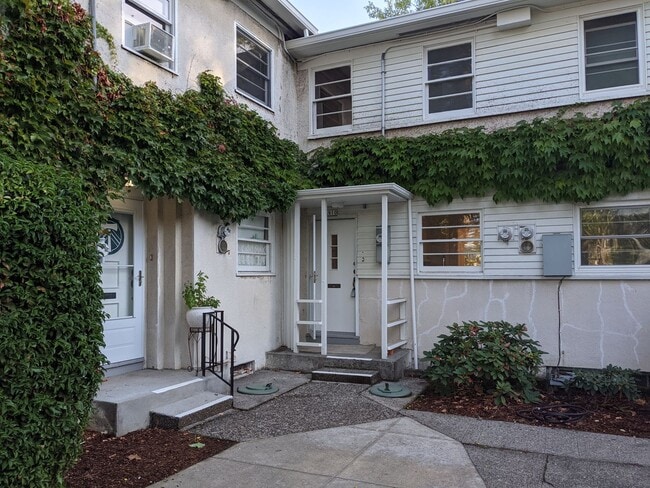 Building Photo - Beautiful 2 bedroom Townhome