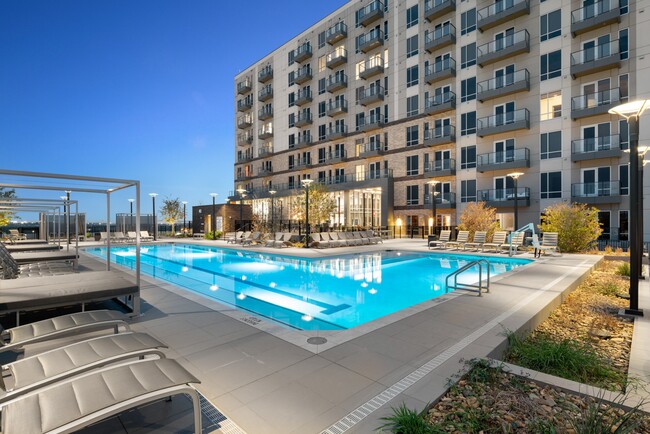 Luxurious Pool Deck - Live Grandscape Apartments