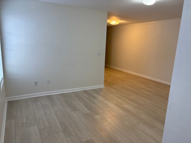 Living/Dining Room - 553 Memorial Dr Ext Unit G